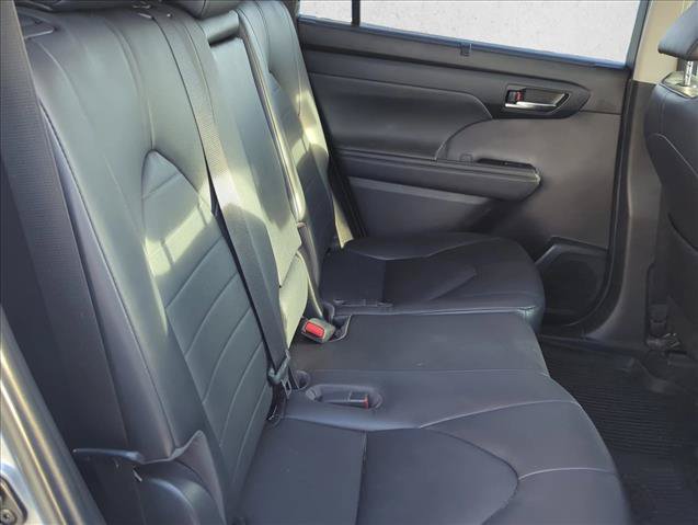 Used 2023 Toyota Highlander XLE FWD image 22
