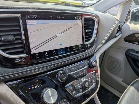 Used 2024 Chrysler Pacifica Limited image 20