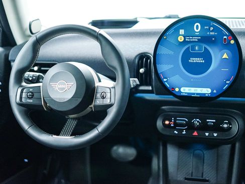 Used 2025 MINI Cooper 2-Door Hardtop image 9