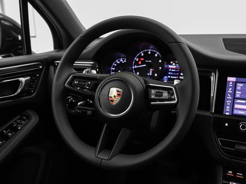 Certified 2025 Porsche Macan image 27