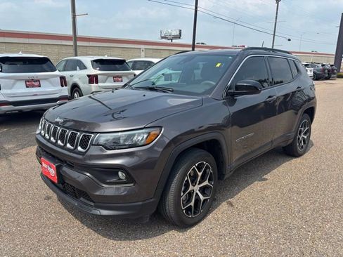Used 2024 Jeep Compass Latitude AWD/4WD image 3