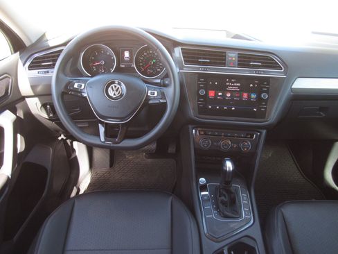 Used 2020 Volkswagen Tiguan SE FWD image 16