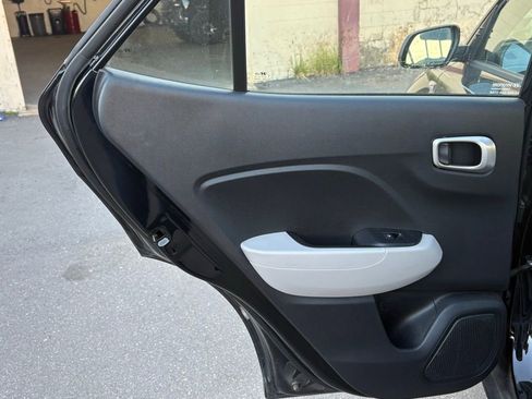 Used 2023 Hyundai Venue SEL image 11