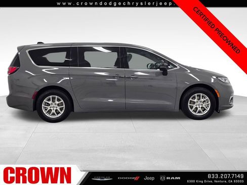 Used 2025 Chrysler Pacifica Select FWD image 8