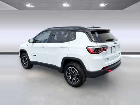 Used 2025 Jeep Compass Trailhawk AWD/4WD image 3