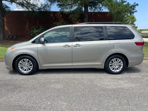 Used 2015 Toyota Sienna XLE w/ XLE Navigation Package FWD image 2
