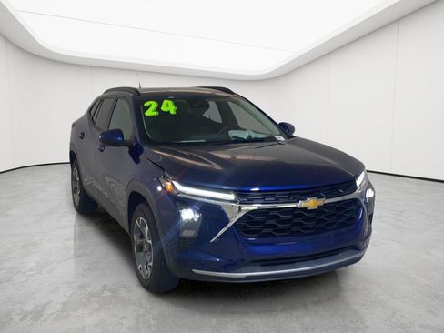 Used 2024 Chevrolet Trax LT w/ Driver Confidence Package FWD image 2