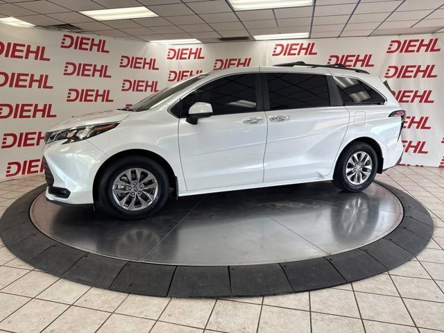 Used 2025 Toyota Sienna XLE w/ XLE Plus Package FWD image 10