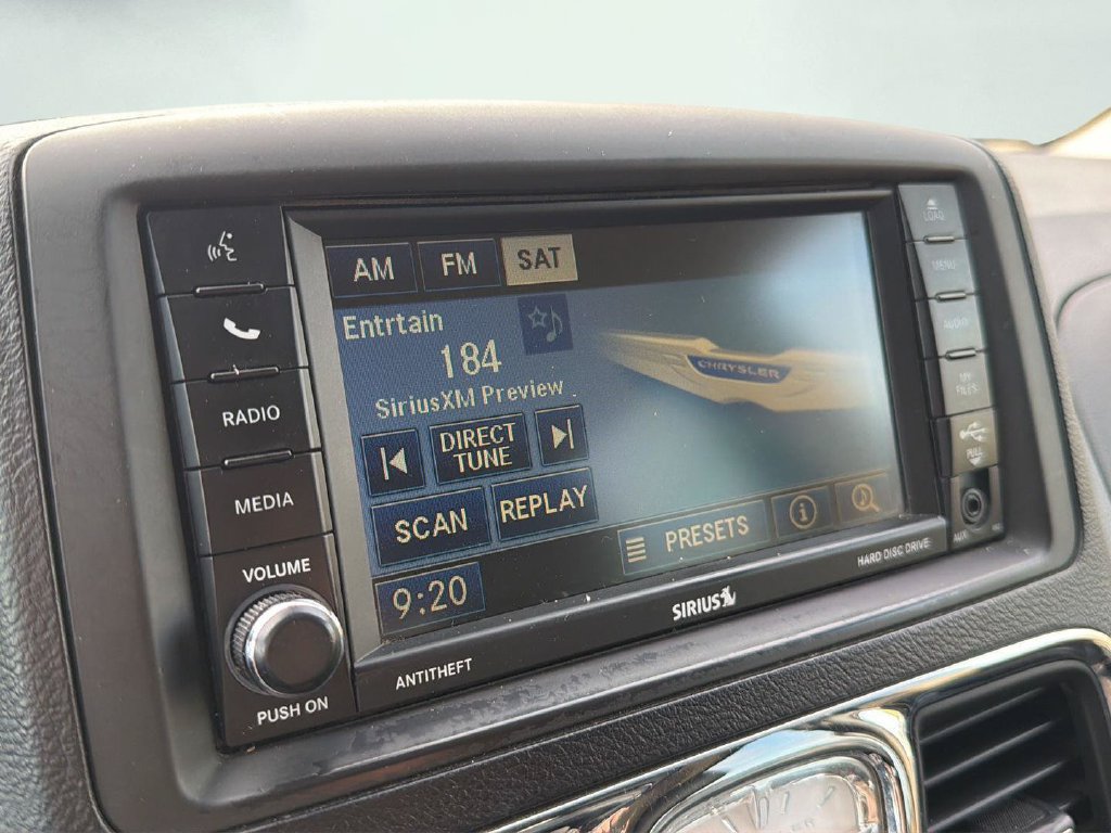 Used 2012 Chrysler Town & Country Touring-L w/ Entertainment Group #2 FWD image 5