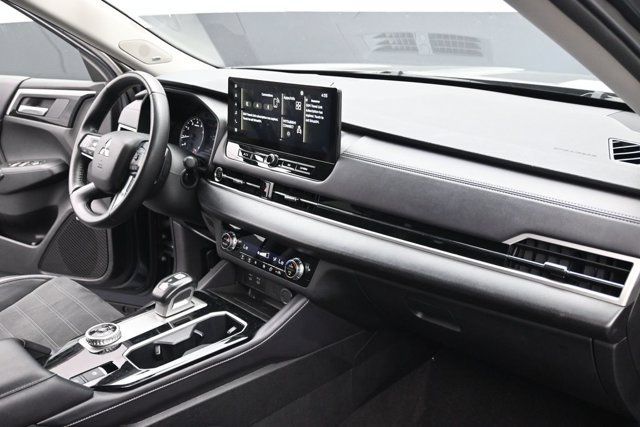 Used 2025 Mitsubishi Outlander SE FWD image 32