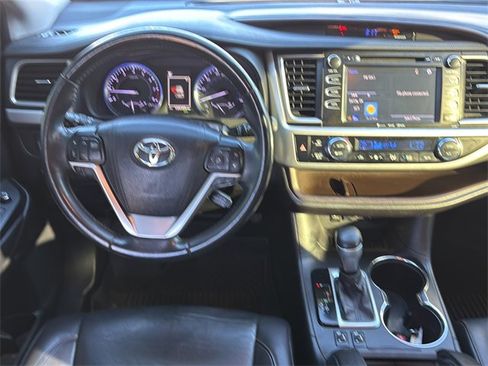 Used 2019 Toyota Highlander XLE image 16