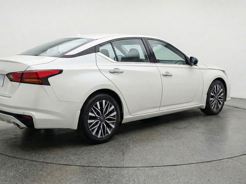 Used 2025 Nissan Altima 2.5 SV FWD image 9