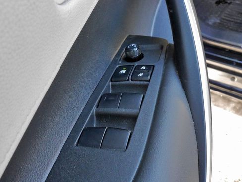 Used 2020 Toyota Corolla SE image 18