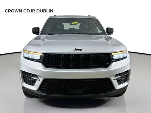 Used 2023 Jeep Grand Cherokee Altitude AWD/4WD image 2