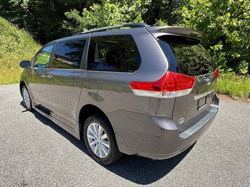 Used 2013 Toyota Sienna Limited w/ Premium Pkg FWD image 8