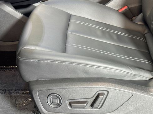 Used 2025 Audi Q4 e-tron Premium w/ Convenience Package image 17