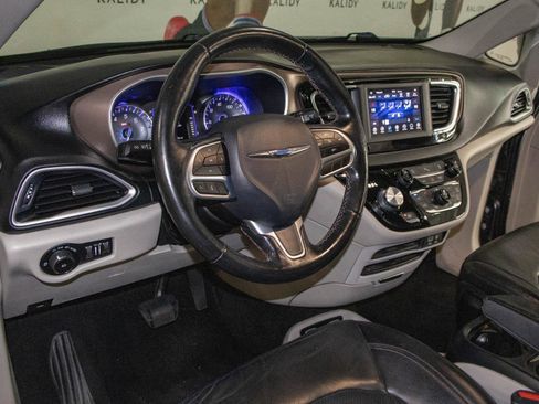 Used 2019 Chrysler Pacifica Touring-L image 5