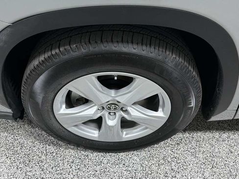 Used 2021 Toyota Highlander LE FWD image 43