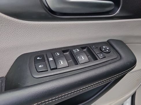 Used 2024 Chrysler Pacifica Touring-L FWD image 26