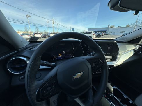 Used 2025 Chevrolet Trax LT image 11
