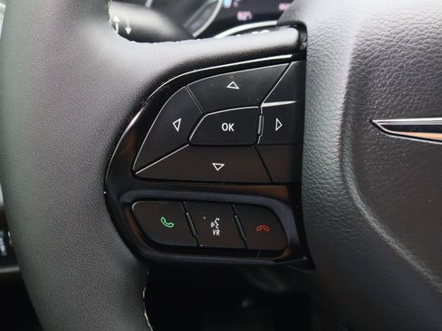 Used 2024 Chrysler Pacifica Limited w/ Uconnect Theater Family Group image 27