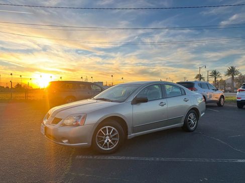 Used 2005 Mitsubishi Galant ES image 2