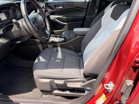 Used 2025 Chevrolet Trax RS FWD image 7