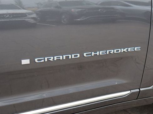 Used 2022 Jeep Grand Cherokee Summit AWD/4WD image 11