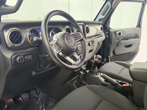 Used 2022 Jeep Gladiator Overland w/ Cold Weather Group AWD/4WD image 15