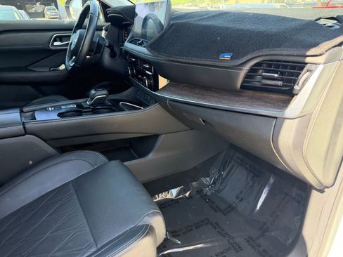 Certified 2024 Nissan Rogue Platinum FWD image 11