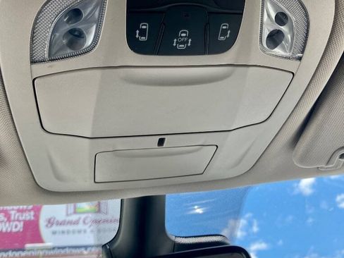 Used 2024 Chrysler Pacifica Touring-L FWD image 11