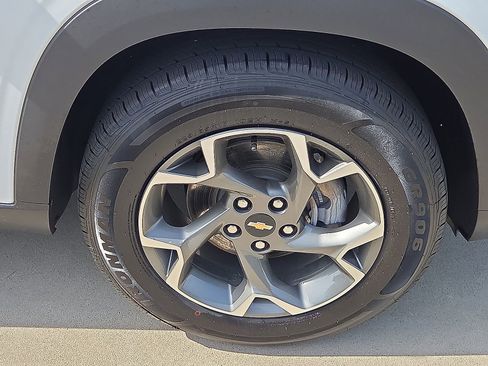 Used 2025 Chevrolet Trax LT FWD image 7