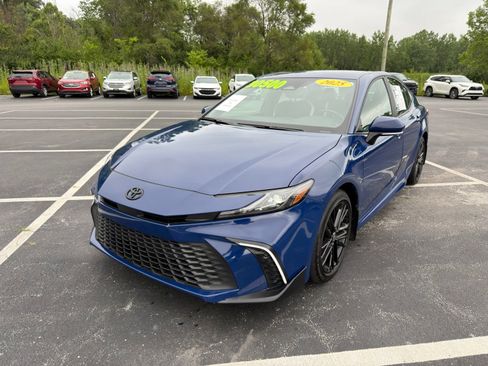 Used 2025 Toyota Camry SE FWD image 2