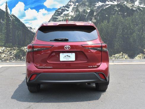 Used 2023 Toyota Highlander XLE AWD/4WD image 10