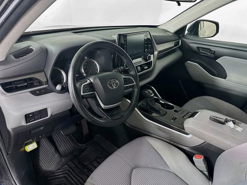 Used 2022 Toyota Highlander LE image 29
