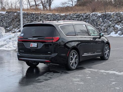 New 2026 Chrysler Pacifica Pinnacle w/ Trailer Tow Group AWD/4WD image 5