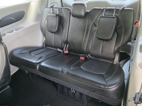 Used 2024 Chrysler Pacifica Touring-L image 14