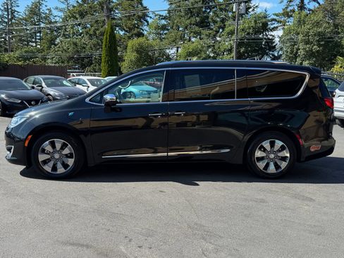 Used 2019 Chrysler Pacifica Limited w/ Advanced Safetytec Group FWD image 4