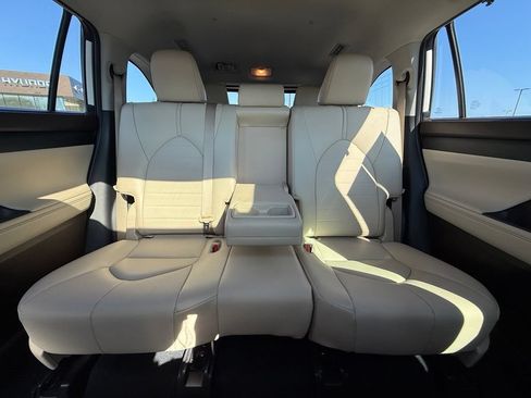 Used 2021 Toyota Highlander XLE FWD image 31