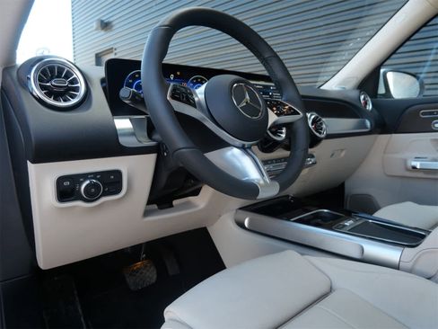 Used 2025 Mercedes-Benz EQB 300 4MATIC image 4