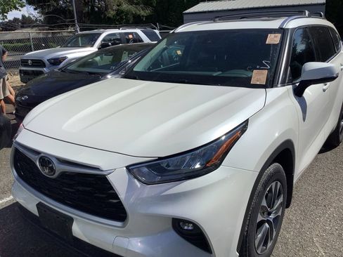 Used 2020 Toyota Highlander XLE AWD/4WD image 1