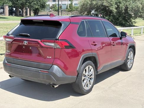 Used 2019 Toyota RAV4 XLE Premium FWD image 4