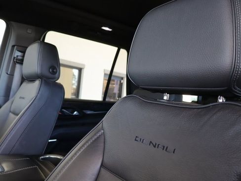 Used 2021 GMC Yukon Denali w/ Denali Premium Package image 16