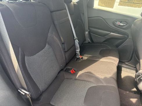 Used 2019 Jeep Cherokee Latitude w/ Popular Appearance Group image 29