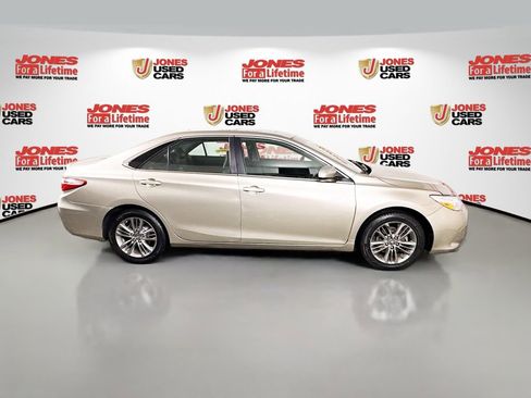 Used 2017 Toyota Camry SE w/ Moonroof Package FWD image 16