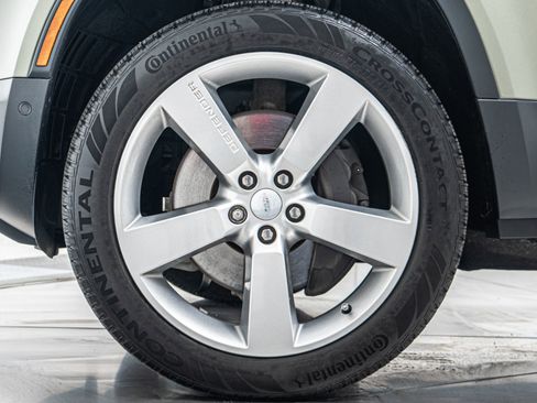 Used 2024 Land Rover Defender 110 SE image 10