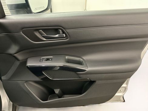 Used 2023 Nissan Pathfinder SV AWD/4WD image 33