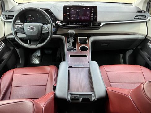 Used 2024 Toyota Sienna LE w/ LE Plus Package FWD image 9
