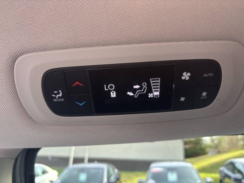 Used 2022 Chrysler Pacifica Touring-L AWD/4WD image 32