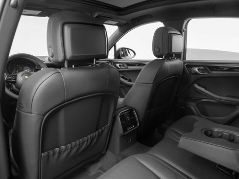 Certified 2025 Porsche Macan image 38